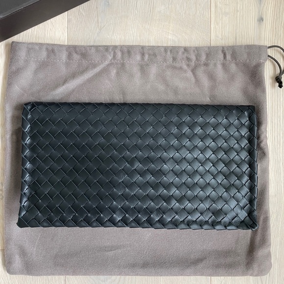 Bottega Veneta Intrecciato Fold Over Turnlock Clutch - Black - Picture 2 of 9